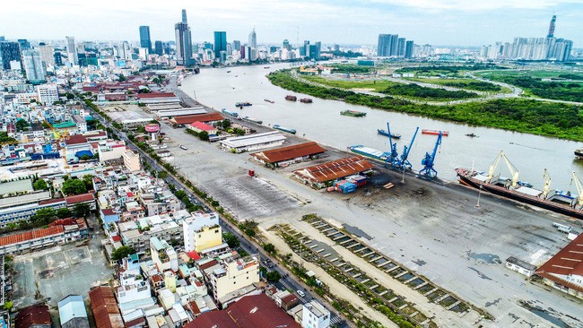 Di dời cảng Khánh Hội và mở rộng đường Nguyễn Tất Thành lên 40m giúp kết Quận 7 với Quận 1 trong vài nốt nhạc. King Real